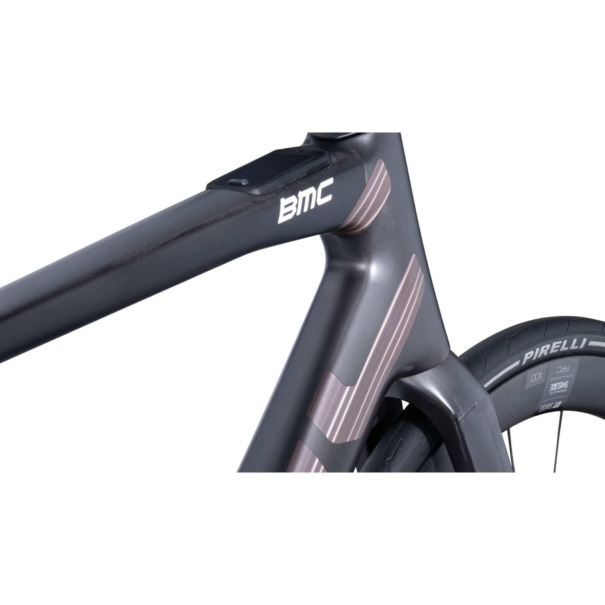 2ed6dc75c065818d0e598d04f01a8ef9f52364f5_bmc_teammachine_01_amp_one_carbon_05.jpg