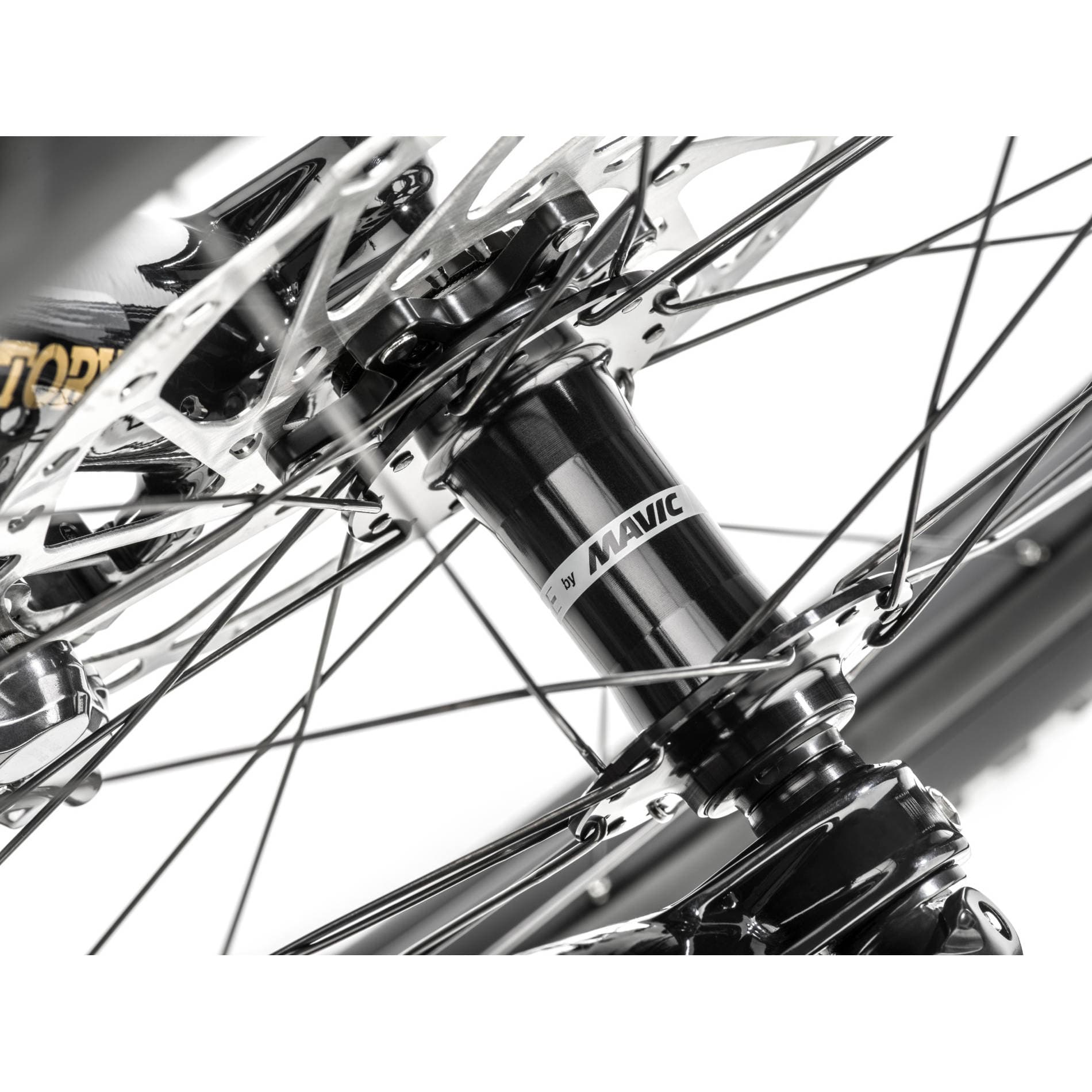 a154ca1a85560a375085f7752d64d0c223d620b2_sa29ft9__220_samedi_29_trail_9_hub_details_studio_1900x1425.jpg